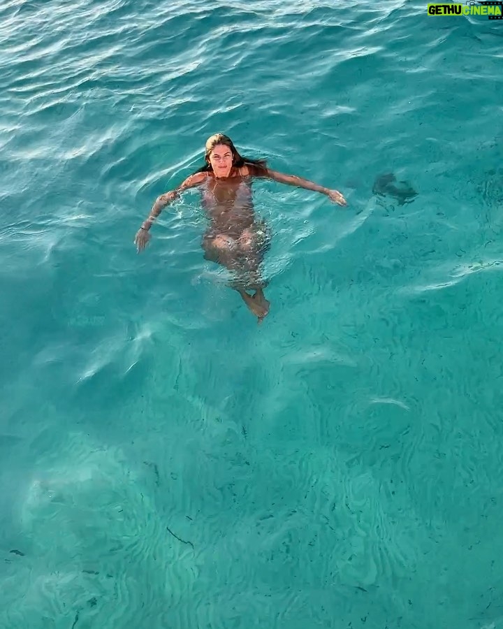 Stephanie Cayo Instagram - 7 días de Dónde está la pelota? Les recomiendo ese juego.. super fácil… Paradise