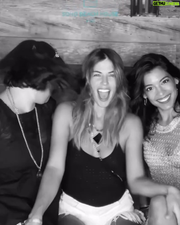 Stephanie Cayo Instagram - Las amigas están en las buenas, no tan buenas, y en las mejores… hicimos prensa, nos montamos a cantar y celebramos 28 de Julio en Miami, porque no importa a donde uno vaya, el amor por la tierra y por tus personas favoritas te acompaña donde sea que vayas.. Por cierto Torbellino ahorita lanza un documental en YouTube.. - Friends are in good times, not so good, and in the best ones... we did press, we got up to sing and we celebrated July 28 in Miami, because no matter where you go, the love for your land and for your favorite people will always be with you wherever you go...