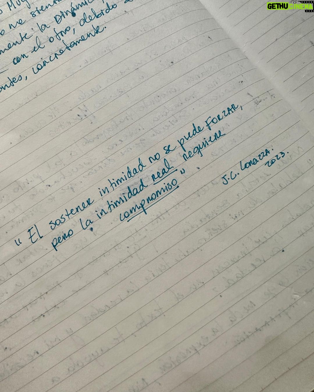 Stephanie Cayo Instagram - Dosificar Entregar Amar Sostener sin presionar No hacer de más Y tener claro lo que quieres y necesitas. Actuar es casi como amar. Amar bien. Siento asombro y nostalgia al mismo tiempo. Más que nunca. Felicidad y tristeza Parece que fuera lo mismo pero nunca, jamás un momento se repite dos veces, ningún momento, grande o pequeño, en la vida, se repite dos veces igual. Entonces tenemos primeras veces todo el tiempo! Estoy encantada Gracias compañeros, se siente (como dice @andyzuno )que hemos atravesado una guerra, momentos juntos inolvidables. Gracias por este regalo al alma 🌬️ @estudiocorazza Nunca soy la misma al final. 🤍 Madrid, Spain