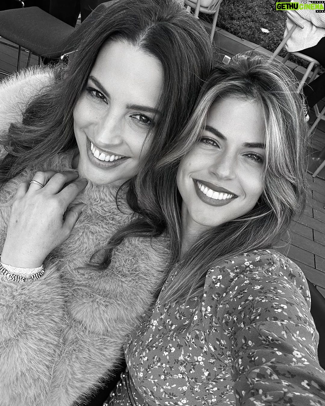 Stephanie Cayo Instagram - Si A es el éxito en la vida, entonces A = X + Y + Z . Donde X es trabajo, Y es placer y Z es mantener la boca cerrada. (Albert Einstein) Mi amiga @laramosher me recuerda esto bien… La privacidad de ser hoy en día ha quedado casi en el olvido y como se imaginarán de todas las profesiones.. la nuestra es la que más padece ese inconveniente. Así que.. si quieren saber si algo es verdad les recomiendo no creer en especulaciones. Solo hay que preguntarle a ella.. pero claro, más fácil les saldría encontrar el Dorado antes de hacerla hablar.. así que.. 🤣 Por más amigas como tú mi Lau, y para colmo.. tremenda y maravillosa actriz.. Seville, Spain