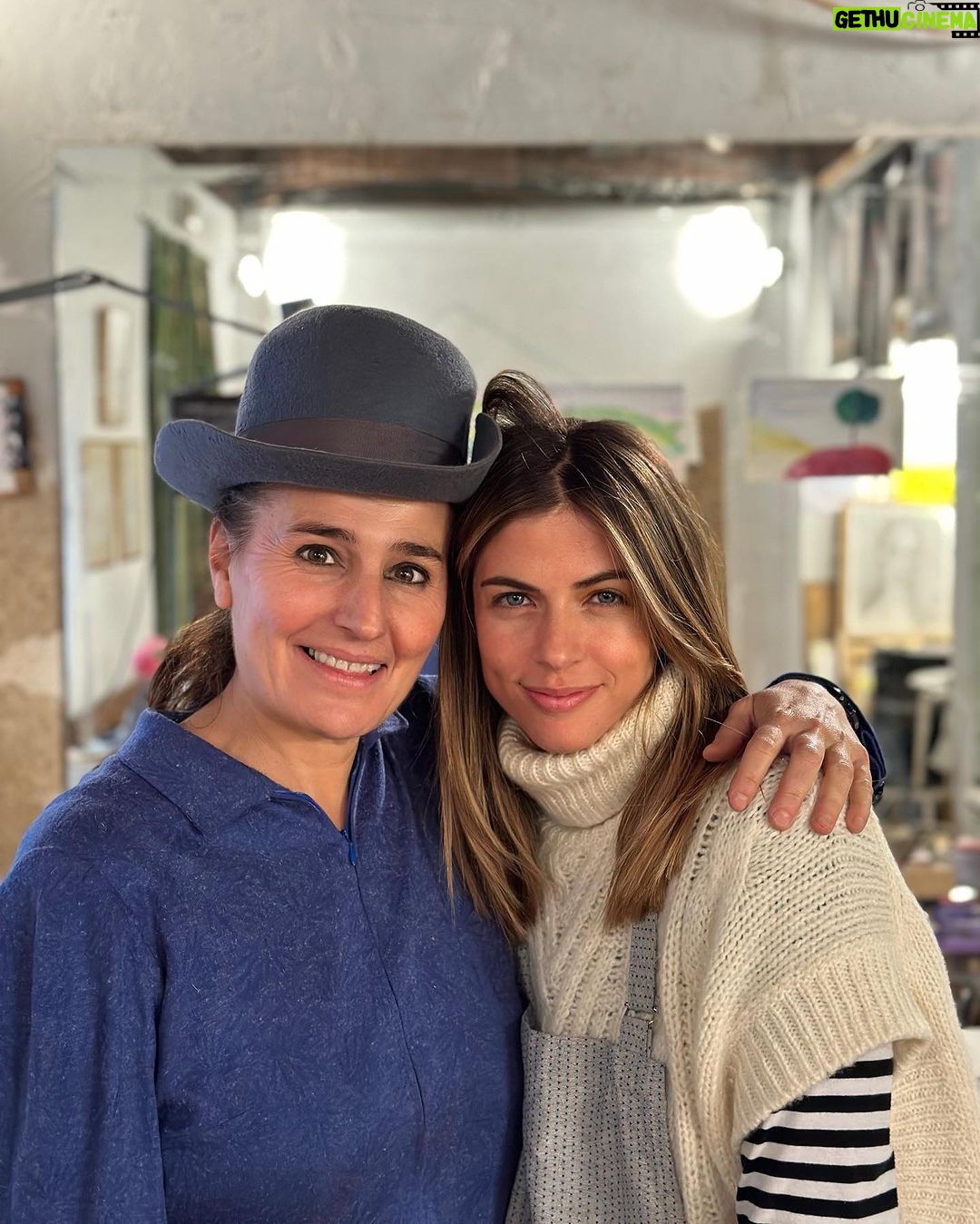 Stephanie Cayo Instagram - Ella es Carmen, Carmen es dulce, intuitiva al 100% y buena para conversar, habla con los ojos.. Carmen mueve la distribución del salón cuando llega porque cada día siente algo distinto.. nunca un día es exactamente igual al anterior.. Venir a su clase es una aventura cada vez, nunca sabes lo que va a hacer y por ende lo nuevo que vas a descubrir. De las cosas que he ido aprendiendo, que puedo compartirles, es qué hay que ir más despacio… con más calma. Porque solo así puedes absorber lo verdaderamente importante, darte el tiempo para poner aquello en el Cuerpo, en la práctica, porque si solo se entiende con la cabeza.. rápidamente se olvida.. Vivir en el cuerpo… Cómo cuidar al otro sin sobre proteger? Cómo es esto de ser madre sin ser madre? Saber estar pero dar plena libertad… Una voz dulce tiene más llegada que una voz firme 🤍 Les iré contando lo que se me ha ido quedando este 2023… - Her name is Carmen, Carmen is sweet, 100% intuitive and great ti talk to, she speaks with the eyes. Carmen moves the layout of the room when she arrives because every day she feels something different... never is one day exactly the same as the previous one... Coming to her class is an adventure every time, you never know what she is going to do and therefore what new things you are going to discover. One of the things that I have been learning, that I can share with you, is that you have to go slower... more calmly. Because only then can you absorb what is truly important, give yourself the time to put that in the Body, in practice, because if you only understand it with your head... you quickly forget it. Living in the body... How to care for others without overprotecting? What is it like to be a mother without being a mother? Knowing how to be there but give full freedom... A soft voice has more reach than a firm voice. 🤍 Barrio De Las Letras, Madrid
