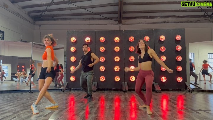 Stephanie Cayo Instagram - La de la derecha es una bailarina profesional, a mi no me miren que yo recién me la estoy aprendiendo 🤣 Seré una abuela por que este es mi plan de Viernes por la noche + lectura, relax? Abuela orgullosa pero con toneladas de sabooooorrrrrr papaaaaaa!! 😝 - The one on the right is a professional dancer, so don’t look at me I’m just starting to learn the routine. Am I a grandma because this is my Friday night plan + reading and chill? Proud grandma but with tons of flavor baby 😝 #backtomyroots #latinapowerbaby Los Angeles, California