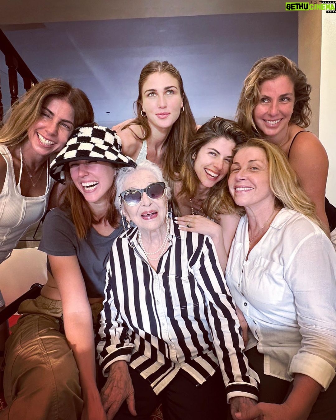 Stephanie Cayo Instagram - ♥️ La vida es una aventura atrevida o nada. La seguridad no existe en la naturaleza, ni los hijos de los hombres en su conjunto la experimentan. Evitar el peligro no es más seguro a largo plazo que la exposición. Helen Keller - Life is either a daring adventure or nothing at all. Security does not exist in nature, nor do the children of men as a whole experience it. Avoiding danger is no safer in the long run than exposure #forthebraveonly Mis hermanas, mi madre, mi abuela, mis sobrinas, mis primas, mis tías, son todas mujeres libres e independientes, trabajadoras, madres.. cada una con su compañía propia.. aman sus empresas y encima les va bien. Han luchado por cada sueño que han cumplido y me siento muy orgullosa de ellas. No ha sido fácil, sin la ayuda de la familia y de la pareja no hubiésemos podido. Podemos con mucho, pero sobre todo en equipo. 💪🏽 Las quiero hasta el infinito y más allá. Me inspiran muchísimo. ♥️
