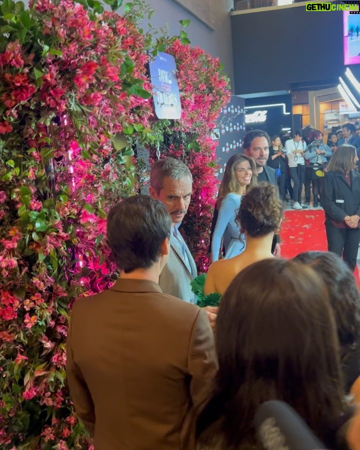 Stephanie Cayo Instagram - Anoche en la premier de “Dime lo que quieres ( De verdad) “ Este es un momento muy especial. De esos que quieres recordar siempre. Serendipity… como dice @daltonyco y pues… 😍que suerte la mía… de encontrarnos y disfrutar de todo ese proceso tan divertido juntos. Compañeros, son una maravilla. Nuestro director, otra maravilla @brunoascenzo. Ayer vivimos un estreno muy lindo con mucha gente que disfrutó de la peli. Gracias gracias gracias. 🤍 Mexico 🇲🇽😍 La tendrán este Viernes 27 en @vix @vixoriginals 😉 Cinemex Antara Polanco