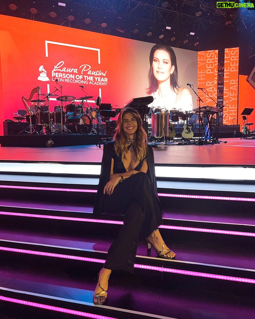 Stephanie Cayo Instagram - Ayer fue tan tan bonito… @laurapausini es una artista tan completa.. que admiro tanto, de pequeña fue el primer álbum completo que me aprendí y los que me conocen… saben… no me aprendo bien las letras de las canciones.. pero sus letras… habla de amor, del espíritu, de tantas cosas profundas que casi nadie habla ya en canciones, y menos en la vida diaria… Laura es lo más grande y no tiene tiempo finito, como todo lo realmente bueno. Perdonen mis gritos.. Y gracias por la invitación @scalperscompany 🤍 y precisamente a la buena compañía. Para terminar la noche, el palacio de las dueñas 🌹 Ah! Me olvidaba.. le hemos terminado cantando a Laura desde la van de la salida a grito herido con todo el amor del mundo.. a un metro de distancia, que ha sido lo mejor de la noche🤣 - Yesterday was so beautiful... @laurapausini is such a complete artist... that I admire so much, as a child it was the first complete album that I learned and those who know me... know... I don't learn the lyrics of the songs well... but her lyrics... it talks about love, about spirit, about so many deep things that almost no one talks about in songs anymore, and even less so in daily life... Laura is the greatest and has no finite time, like everything really good. Excuse my screams... And thanks for the invitation @scalperscompany 🤍 and to be precise, the good company. To end the night, the palace of the dueñas 🌹 Seville, Spain
