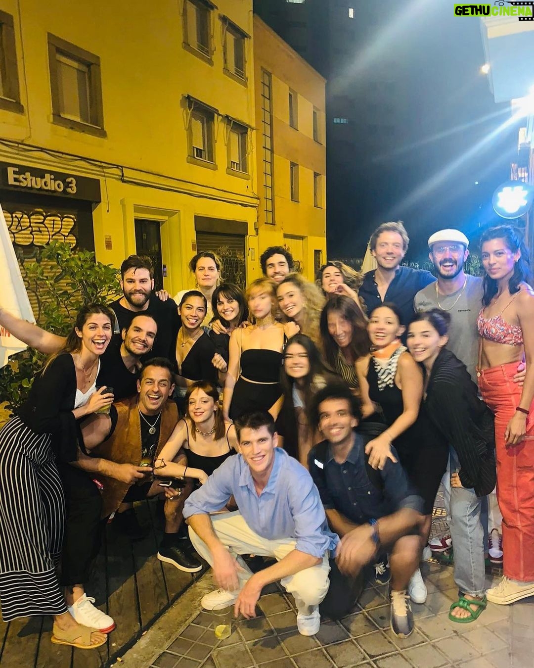 Stephanie Cayo Instagram - Dosificar Entregar Amar Sostener sin presionar No hacer de más Y tener claro lo que quieres y necesitas. Actuar es casi como amar. Amar bien. Siento asombro y nostalgia al mismo tiempo. Más que nunca. Felicidad y tristeza Parece que fuera lo mismo pero nunca, jamás un momento se repite dos veces, ningún momento, grande o pequeño, en la vida, se repite dos veces igual. Entonces tenemos primeras veces todo el tiempo! Estoy encantada Gracias compañeros, se siente (como dice @andyzuno )que hemos atravesado una guerra, momentos juntos inolvidables. Gracias por este regalo al alma 🌬️ @estudiocorazza Nunca soy la misma al final. 🤍 Madrid, Spain