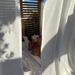 Stephanie Cayo Instagram - El: Ha sido presa de un error y quiere esconderlo fingiendo que me ama. Usted no me ama, a no ser que sea por mi apariencia, en cuyo caso su amor no es mejor que el mío. Pero yo nunca podré estar satisfecho con ser su animalito. Y jamás seré capaz de despertar su amor por mi. Ella: está seguro de eso?… - La señorita Julie A. Strindberg Leer, leer, todo lo que pueda… Y si es aquí.. #editionhotelmadrid 🤍👏🏼 📷 @victpagani The Madrid EDITION