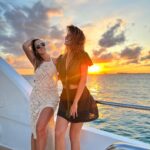 Stephanie Cayo Instagram - Hace solo unos días @theyachtexperiences en Cancún nos regalaron unos días hermosos.. la compañía, la comida, el crew! Se pasaron con todo, gracias! 💙 - Just a few days ago @theyachtexperiences gave us some beautiful days, friends, food, the crew, everything was amazing! Thank you💙 El Caribe Mexicano
