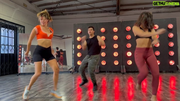 Stephanie Cayo Instagram - La de la derecha es una bailarina profesional, a mi no me miren que yo recién me la estoy aprendiendo 🤣 Seré una abuela por que este es mi plan de Viernes por la noche + lectura, relax? Abuela orgullosa pero con toneladas de sabooooorrrrrr papaaaaaa!! 😝 - The one on the right is a professional dancer, so don’t look at me I’m just starting to learn the routine. Am I a grandma because this is my Friday night plan + reading and chill? Proud grandma but with tons of flavor baby 😝 #backtomyroots #latinapowerbaby Los Angeles, California