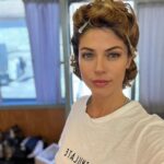 Stephanie Cayo Instagram - Almudena Grandes murió joven, el año pasado. Escribió mucho libros y entre ellos tuvo su gran éxito “ Los Pacientes del doctor garcia” una obra de mucho valor. Justo en el año 2022, hace un año exactamente yo terminaba de filmar esta maravillosa serie para @netflix ❤️ Meg, mi personaje, es una mujer demasiado “ Moderna” para los años 40’s 🤫 Decidí hacer esta historia por este personaje. Me gustan las mujeres que pelean por sus convicciones sin importar lo que piense el resto, dicen en voz alta lo que piensan y proponen cosas diferentes. Quizás algunas veces molesta, o les parece “ complicado” tener a una mujer con muchas ideas y llevarlas a cabo, pero… Lo que he descubierto es que eso, significa que estamos haciendo algo bien 😊 La autenticidad es la autoridad del creador, y para crear hay que sentirse libre y tener coraje. Arriba el equipo 💪🏽 Los invito a que la vean, ya está disponible en Netflix 🙌🏽 #Lospacientesdeldoctorgarcia - Almudena Grandes died young, last year. She wrote many books and among them she had the great success "The Patients of Doctor Garcia" a work of great value. Right in the year 2022, exactly one year ago I finished filming this wonderful series for @netflix ❤️ Meg, my character, is a woman too "Modern" for the 40's 🤫 I decided to do this story because of this character. I like women who fight for their convictions regardless of what the rest think, say out loud what they think and propose different things. Maybe sometimes it bothers you, or it seems "complicated" to have a woman with many ideas and carry them out, but... What I have discovered is that this means that we are doing something right 😊 Authenticity is the authority of the creator, and to create you have to feel free and have courage. Up the team 💪🏽 Now available on Netflix 🙌🏽 #Thepatientsofdoctorgarcia Madrid, Spain