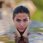 Stephanie Cayo Instagram - Lo que empezó como una celebración de lujo en un yate, terminó con una muerte inesperada. Invitación a un asesinato… 6 de Octubre 🔪 - What started as a luxury celebration on a yacht ended with an unexpected death. A deadly invitation.. October 6 🔪
