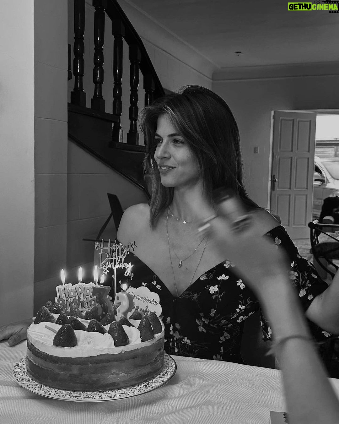 Stephanie Cayo Instagram - The soul begins to wake up With good questions No me queda duda que la felicidad está dentro de ti y de tu capacidad de dar. Nadie está encargado de hacerte feliz, solo tu mismo, La Niña o niño dentro de ti pensará que si y si no obtiene esa satisfacción, hará berrinche y se irá. El o la adulta hará otra cosa muy distinta. En algún momento te das cuenta que no existen ideales, pero existe tu verdad, los secretos que ocultas y quien eres realmente. Cuando una persona es transparente y no depende de lo que los demás piensen de ellos, todo cambia. Miras tu corazón de cerquita, dejas la máscara y no te importa lo que se va de tu vida por que sabes quien eres y fuiste siempre valiente. Pero lo mas difícil, es salir de tu zona de comfort, de esa que conoces tan bien. A los 35 dicen que hemos vivido la mayoría de las cosas que se nos presentarán en adelante Como dice el libro que me encanta, lo que nos queda es 𝙚𝙫𝙤𝙡𝙪𝙘𝙞𝙤𝙣𝙖𝙧 𝙙𝙚𝙨𝙙𝙚 𝙚𝙡 𝙖𝙡𝙢𝙖 y dejar de ocultar emociones. Pero cómo vamos a ser honestos con los demás si nos mentimos a nosotros mismos, llamamos las cosas con otro nombre o maquillamos la verdad? Para qué sirven los prejuicios? Las emociones sostienen las energías más fuertes ✨ La verdadera alegría, es entregarse sin miedo a todo aquello que te importa y tu capacidad de dar desde el alma, sin la mente, ni el ego. Esa es la felicidad. Desaparecer la distancia entre quienes somos realmente y lo que aparentamos ser es el reto más grande que tenemos en esta vida. #conversacionesconunomismo #conversationswitha35yearold #𝙜𝙧𝙖𝙘𝙞𝙖𝙨𝘿𝙄𝙊𝙎𝙥𝙤𝙧𝙢𝙞𝙁𝘼𝙈𝙄𝙇𝙄𝘼
