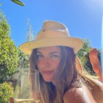Stephanie Cayo Instagram - Hola Abril. Mi pie les dice hola y también las flores que florean por esta época.. @lindseychilds 📸 - Hello April, mi foot says hi and also the flowers that blossom in this season.. my best photographer.. @lindseychilds Los Angeles, California