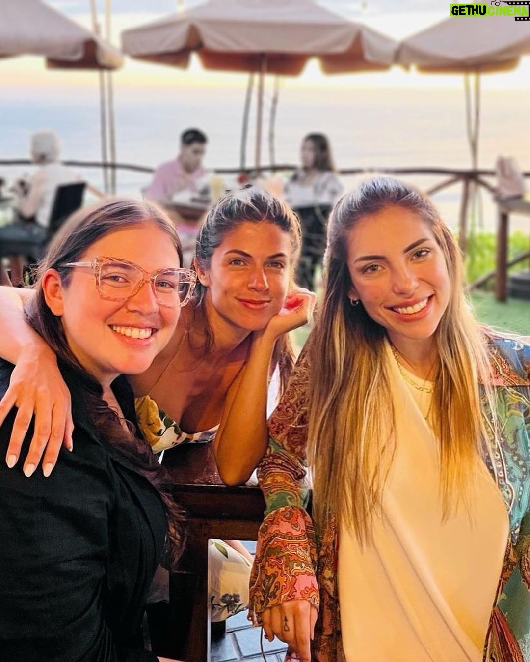 Stephanie Cayo Instagram - ♥️ La vida es una aventura atrevida o nada. La seguridad no existe en la naturaleza, ni los hijos de los hombres en su conjunto la experimentan. Evitar el peligro no es más seguro a largo plazo que la exposición. Helen Keller - Life is either a daring adventure or nothing at all. Security does not exist in nature, nor do the children of men as a whole experience it. Avoiding danger is no safer in the long run than exposure #forthebraveonly Mis hermanas, mi madre, mi abuela, mis sobrinas, mis primas, mis tías, son todas mujeres libres e independientes, trabajadoras, madres.. cada una con su compañía propia.. aman sus empresas y encima les va bien. Han luchado por cada sueño que han cumplido y me siento muy orgullosa de ellas. No ha sido fácil, sin la ayuda de la familia y de la pareja no hubiésemos podido. Podemos con mucho, pero sobre todo en equipo. 💪🏽 Las quiero hasta el infinito y más allá. Me inspiran muchísimo. ♥️