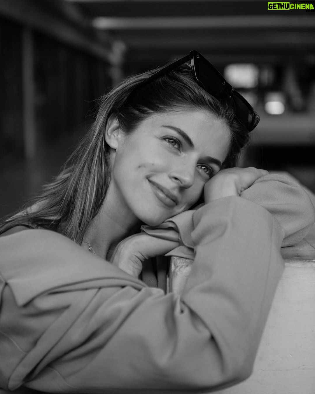 Stephanie Cayo Instagram - No se olviden de soñar por la mañana.. de día y con los ojos abiertos.. 💕 yo aquí seguro soñando con todas esas cosas que me gustan, la mayoría muy sencillas.. como sentirme inspirada, dar un paseo por la mañana, tomarme un té o un capuchino mientras leo, pensar en la siguiente historia que tengo en la cabeza.. alimentar el alma con música, rezos y baile… hablar horas con mi persona favorita… y besar y abrazar como si no existiera el tiempo… God will make a way somehow (better) hold on 🎶 Madrid, Spain