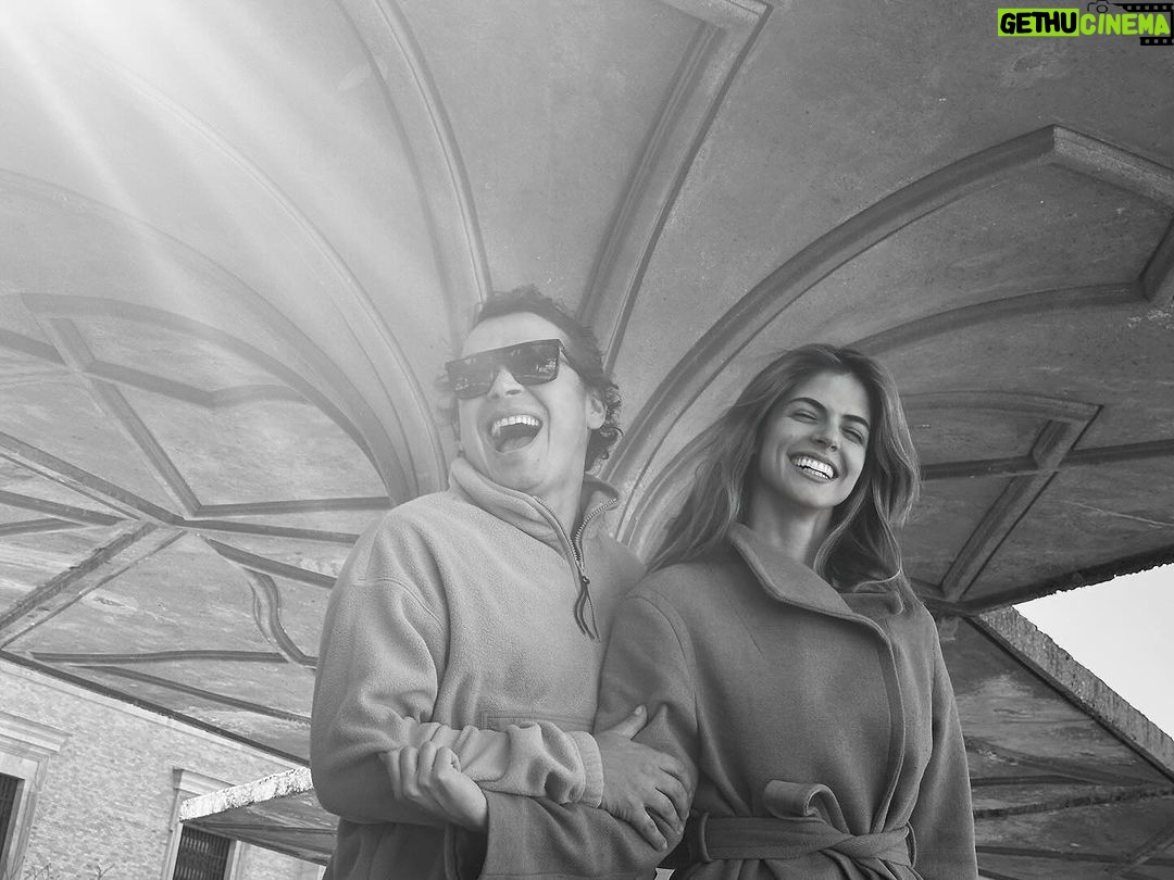 Stephanie Cayo Instagram - El amor para mí es la capacidad de hacer feliz al otro y que eso te haga feliz a ti… Cuándo la felicidad del otro te produce felicidad y no lo haces por agradar, lo haces por ver al otro feliz, es amor 🩷 Les presento a Andrés, que me ha acompañado siempre como si Dios lo mandara, en momentos de crecimiento, mudanzas, viajes, nuevos amores, bailes y culturas.. gran dibujante, arquitecto, diseñador, pintor, hace lámparas con pedacitos de madera.. tiene frases que te iluminan y de pronto la vida es más bonita.. memoriza grandes poemas… tiene risa contagiosa.. y es mi amigo. 🩷 amen! Madrid, Spain