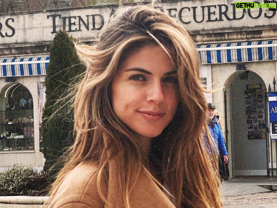 Stephanie Cayo Instagram - El amor para mí es la capacidad de hacer feliz al otro y que eso te haga feliz a ti… Cuándo la felicidad del otro te produce felicidad y no lo haces por agradar, lo haces por ver al otro feliz, es amor 🩷 Les presento a Andrés, que me ha acompañado siempre como si Dios lo mandara, en momentos de crecimiento, mudanzas, viajes, nuevos amores, bailes y culturas.. gran dibujante, arquitecto, diseñador, pintor, hace lámparas con pedacitos de madera.. tiene frases que te iluminan y de pronto la vida es más bonita.. memoriza grandes poemas… tiene risa contagiosa.. y es mi amigo. 🩷 amen! Madrid, Spain