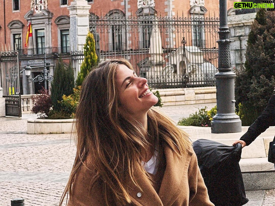 Stephanie Cayo Instagram - El amor para mí es la capacidad de hacer feliz al otro y que eso te haga feliz a ti… Cuándo la felicidad del otro te produce felicidad y no lo haces por agradar, lo haces por ver al otro feliz, es amor 🩷 Les presento a Andrés, que me ha acompañado siempre como si Dios lo mandara, en momentos de crecimiento, mudanzas, viajes, nuevos amores, bailes y culturas.. gran dibujante, arquitecto, diseñador, pintor, hace lámparas con pedacitos de madera.. tiene frases que te iluminan y de pronto la vida es más bonita.. memoriza grandes poemas… tiene risa contagiosa.. y es mi amigo. 🩷 amen! Madrid, Spain