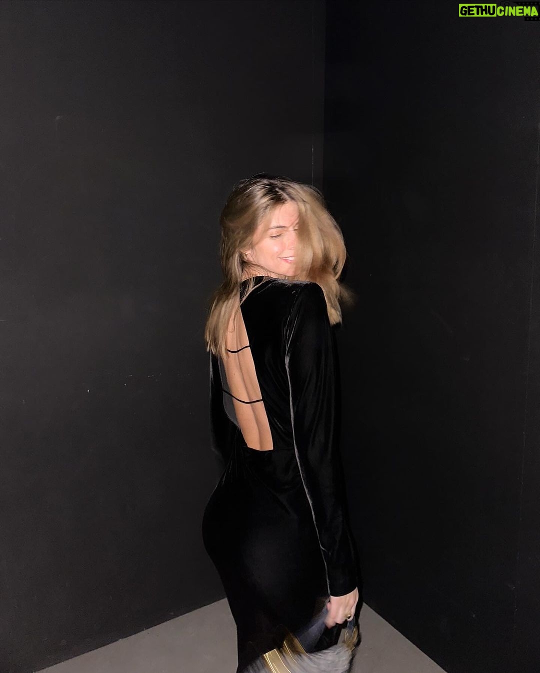 Stephanie Cayo Instagram - Ella va de 🖤 Conoce a su crush pero se queda hablando con la esposa. Que es genial, por supuesto. Y sin una gota de maquillaje.. por qué no? @photoevlg 📷⚡️ - She goes 🖤 Meets her crush but ‘d rather talk with the wife. Who is awesome, of course. And not wearing any make up because, why not? Thank you @armanibeauty for a lovely night @dypcomunicacion Madrid, Spain
