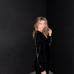 Stephanie Cayo Instagram - Ella va de 🖤 Conoce a su crush pero se queda hablando con la esposa. Que es genial, por supuesto. Y sin una gota de maquillaje.. por qué no? @photoevlg 📷⚡️ - She goes 🖤 Meets her crush but ‘d rather talk with the wife. Who is awesome, of course. And not wearing any make up because, why not? Thank you @armanibeauty for a lovely night @dypcomunicacion Madrid, Spain