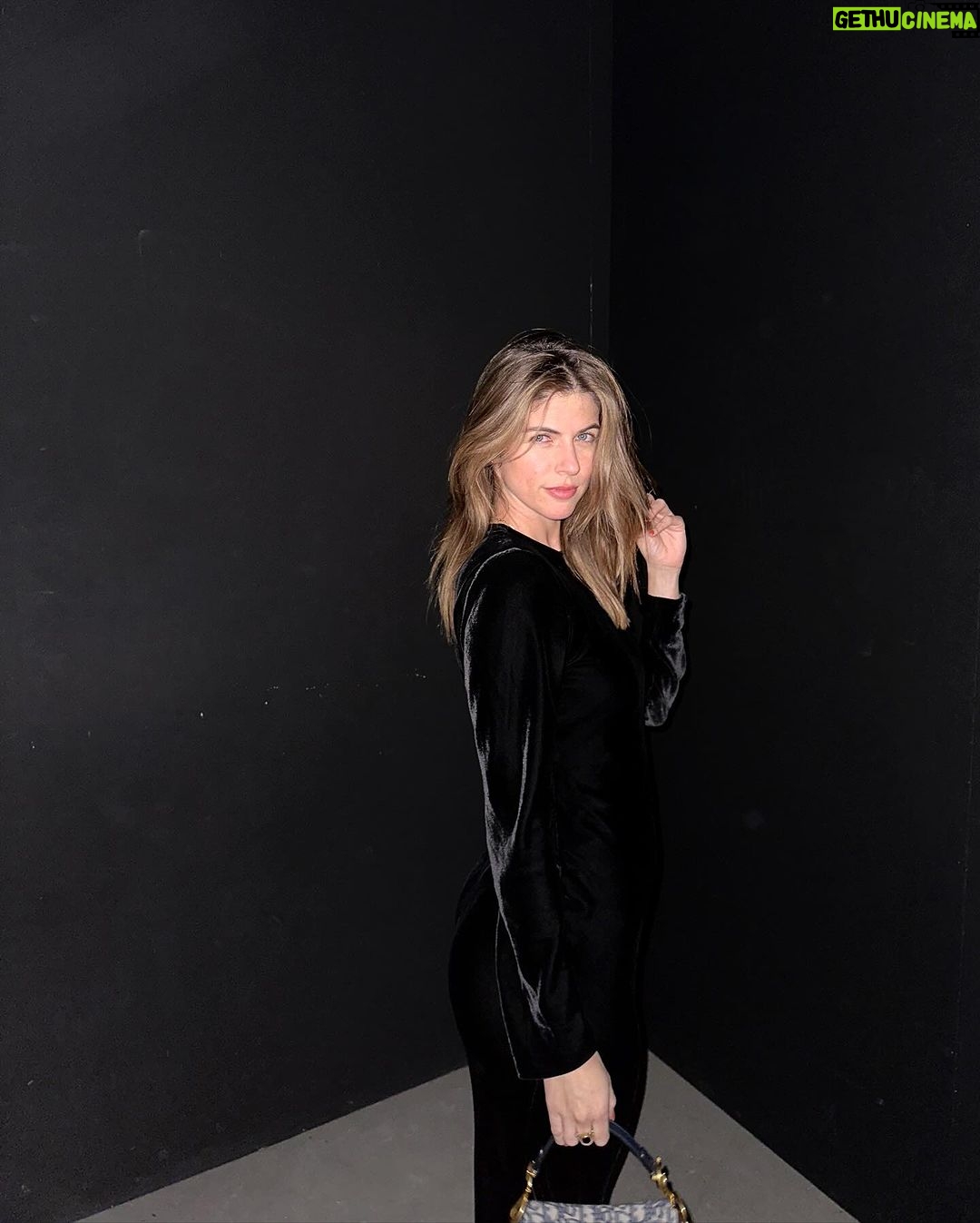 Stephanie Cayo Instagram - Ella va de 🖤 Conoce a su crush pero se queda hablando con la esposa. Que es genial, por supuesto. Y sin una gota de maquillaje.. por qué no? @photoevlg 📷⚡️ - She goes 🖤 Meets her crush but ‘d rather talk with the wife. Who is awesome, of course. And not wearing any make up because, why not? Thank you @armanibeauty for a lovely night @dypcomunicacion Madrid, Spain