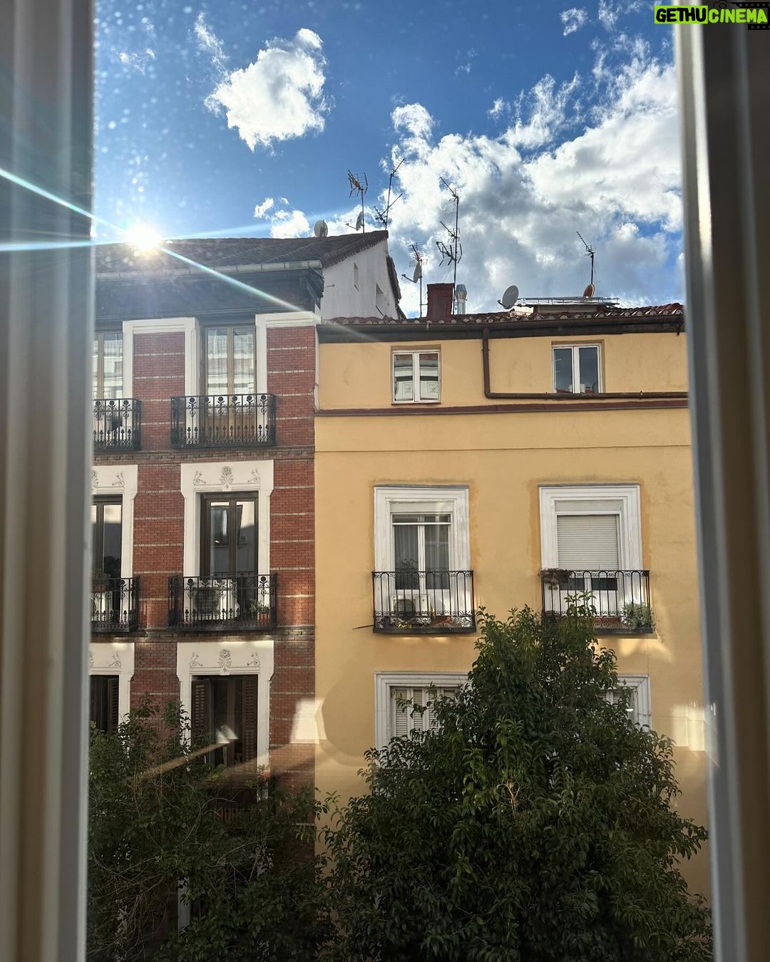 Stephanie Cayo Instagram - Los valores que admiro en una mujer van desde La valentía, la autenticidad, la vulnerabilidad, la seguridad, la discreción, la transparencia, coherencia, generosidad.. cómo cuidan de su templo, cómo perseveran.. Y sobre todo, valoro la risa.. los abrazos, el cariño y la calidez de una mujer. Las mujeres de mi familia (que somos muchas) nos apoyamos, nos abrazamos, nos decimos lo lindas que nos pusimos, nos motivamos.. nos decimos la verdad, y siempre nos ayudamos.. Somos una tribu de mujeres fuertes que sabemos que el equipo debe ser igual o mejor. Si lloramos, lloramos mucho pero siempre nos levantamos, no aparentamos nada que no somos, somos lo que somos y así nos quieren o no 🤣 Gracias a ellas se como amar bonito y lo que quiero bonito🤍 las quiero con todo mi ♥️ Y claro.. faltan todas mis amigas que se las dejo en stories… @macsmute @facundoolivac su ayuda es invalorable🍀 Ustedes saben qué valoran en una mujer? - The values that I admire in a woman range from bravery, authenticity, trust, discretion, transparency, coherence, generosity... taking care of her temple, perseverance... And above all, I value laughter... hugs, affection and the warmth of a woman. The women in my family (of which there are many) support each other, we hug each other, we tell each other how beautiful we are, we motivate each other... we tell each other the truth, and we always help each other... We are a tribe of strong women who know that the team It must be equal or better. If we cry, we cry a lot but we always get up, we do not pretend to be anything that we are not, we are what we are and whether they love us or not 🤣 Thanks to them I know how to love beautifully and what I want beautifully🤍 I love them with all my heart ♥️ And of course... all my friends that I left in stories are missing... @macsmute @facundoolivac your help is wonderful 💥 Madrid, Spain