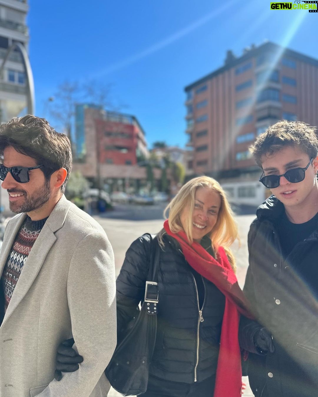 Stephanie Cayo Instagram - Los valores que admiro en una mujer van desde La valentía, la autenticidad, la vulnerabilidad, la seguridad, la discreción, la transparencia, coherencia, generosidad.. cómo cuidan de su templo, cómo perseveran.. Y sobre todo, valoro la risa.. los abrazos, el cariño y la calidez de una mujer. Las mujeres de mi familia (que somos muchas) nos apoyamos, nos abrazamos, nos decimos lo lindas que nos pusimos, nos motivamos.. nos decimos la verdad, y siempre nos ayudamos.. Somos una tribu de mujeres fuertes que sabemos que el equipo debe ser igual o mejor. Si lloramos, lloramos mucho pero siempre nos levantamos, no aparentamos nada que no somos, somos lo que somos y así nos quieren o no 🤣 Gracias a ellas se como amar bonito y lo que quiero bonito🤍 las quiero con todo mi ♥️ Y claro.. faltan todas mis amigas que se las dejo en stories… @macsmute @facundoolivac su ayuda es invalorable🍀 Ustedes saben qué valoran en una mujer? - The values that I admire in a woman range from bravery, authenticity, trust, discretion, transparency, coherence, generosity... taking care of her temple, perseverance... And above all, I value laughter... hugs, affection and the warmth of a woman. The women in my family (of which there are many) support each other, we hug each other, we tell each other how beautiful we are, we motivate each other... we tell each other the truth, and we always help each other... We are a tribe of strong women who know that the team It must be equal or better. If we cry, we cry a lot but we always get up, we do not pretend to be anything that we are not, we are what we are and whether they love us or not 🤣 Thanks to them I know how to love beautifully and what I want beautifully🤍 I love them with all my heart ♥️ And of course... all my friends that I left in stories are missing... @macsmute @facundoolivac your help is wonderful 💥 Madrid, Spain