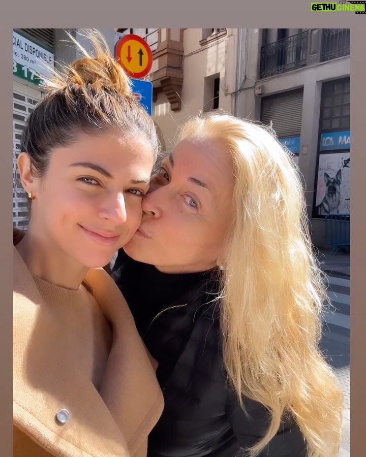 Stephanie Cayo Instagram - Los valores que admiro en una mujer van desde La valentía, la autenticidad, la vulnerabilidad, la seguridad, la discreción, la transparencia, coherencia, generosidad.. cómo cuidan de su templo, cómo perseveran.. Y sobre todo, valoro la risa.. los abrazos, el cariño y la calidez de una mujer. Las mujeres de mi familia (que somos muchas) nos apoyamos, nos abrazamos, nos decimos lo lindas que nos pusimos, nos motivamos.. nos decimos la verdad, y siempre nos ayudamos.. Somos una tribu de mujeres fuertes que sabemos que el equipo debe ser igual o mejor. Si lloramos, lloramos mucho pero siempre nos levantamos, no aparentamos nada que no somos, somos lo que somos y así nos quieren o no 🤣 Gracias a ellas se como amar bonito y lo que quiero bonito🤍 las quiero con todo mi ♥️ Y claro.. faltan todas mis amigas que se las dejo en stories… @macsmute @facundoolivac su ayuda es invalorable🍀 Ustedes saben qué valoran en una mujer? - The values that I admire in a woman range from bravery, authenticity, trust, discretion, transparency, coherence, generosity... taking care of her temple, perseverance... And above all, I value laughter... hugs, affection and the warmth of a woman. The women in my family (of which there are many) support each other, we hug each other, we tell each other how beautiful we are, we motivate each other... we tell each other the truth, and we always help each other... We are a tribe of strong women who know that the team It must be equal or better. If we cry, we cry a lot but we always get up, we do not pretend to be anything that we are not, we are what we are and whether they love us or not 🤣 Thanks to them I know how to love beautifully and what I want beautifully🤍 I love them with all my heart ♥️ And of course... all my friends that I left in stories are missing... @macsmute @facundoolivac your help is wonderful 💥 Madrid, Spain