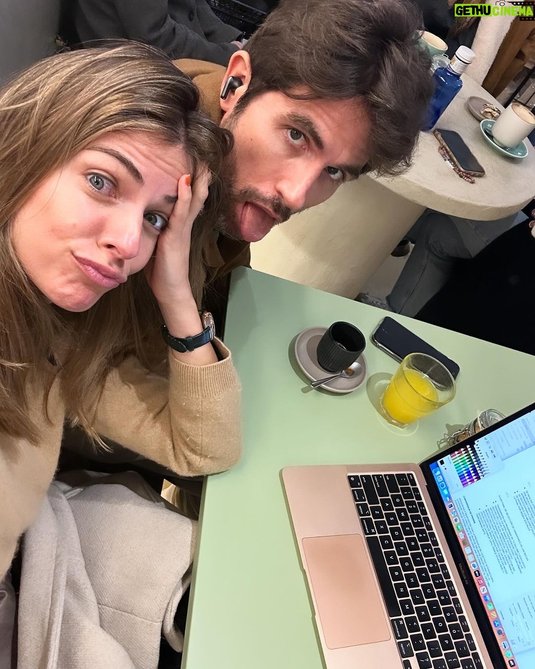 Stephanie Cayo Instagram - Los valores que admiro en una mujer van desde La valentía, la autenticidad, la vulnerabilidad, la seguridad, la discreción, la transparencia, coherencia, generosidad.. cómo cuidan de su templo, cómo perseveran.. Y sobre todo, valoro la risa.. los abrazos, el cariño y la calidez de una mujer. Las mujeres de mi familia (que somos muchas) nos apoyamos, nos abrazamos, nos decimos lo lindas que nos pusimos, nos motivamos.. nos decimos la verdad, y siempre nos ayudamos.. Somos una tribu de mujeres fuertes que sabemos que el equipo debe ser igual o mejor. Si lloramos, lloramos mucho pero siempre nos levantamos, no aparentamos nada que no somos, somos lo que somos y así nos quieren o no 🤣 Gracias a ellas se como amar bonito y lo que quiero bonito🤍 las quiero con todo mi ♥️ Y claro.. faltan todas mis amigas que se las dejo en stories… @macsmute @facundoolivac su ayuda es invalorable🍀 Ustedes saben qué valoran en una mujer? - The values that I admire in a woman range from bravery, authenticity, trust, discretion, transparency, coherence, generosity... taking care of her temple, perseverance... And above all, I value laughter... hugs, affection and the warmth of a woman. The women in my family (of which there are many) support each other, we hug each other, we tell each other how beautiful we are, we motivate each other... we tell each other the truth, and we always help each other... We are a tribe of strong women who know that the team It must be equal or better. If we cry, we cry a lot but we always get up, we do not pretend to be anything that we are not, we are what we are and whether they love us or not 🤣 Thanks to them I know how to love beautifully and what I want beautifully🤍 I love them with all my heart ♥️ And of course... all my friends that I left in stories are missing... @macsmute @facundoolivac your help is wonderful 💥 Madrid, Spain