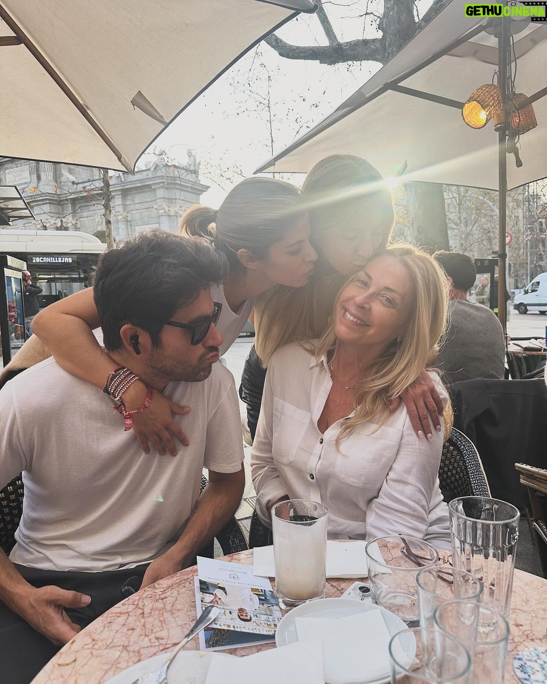 Stephanie Cayo Instagram - Los valores que admiro en una mujer van desde La valentía, la autenticidad, la vulnerabilidad, la seguridad, la discreción, la transparencia, coherencia, generosidad.. cómo cuidan de su templo, cómo perseveran.. Y sobre todo, valoro la risa.. los abrazos, el cariño y la calidez de una mujer. Las mujeres de mi familia (que somos muchas) nos apoyamos, nos abrazamos, nos decimos lo lindas que nos pusimos, nos motivamos.. nos decimos la verdad, y siempre nos ayudamos.. Somos una tribu de mujeres fuertes que sabemos que el equipo debe ser igual o mejor. Si lloramos, lloramos mucho pero siempre nos levantamos, no aparentamos nada que no somos, somos lo que somos y así nos quieren o no 🤣 Gracias a ellas se como amar bonito y lo que quiero bonito🤍 las quiero con todo mi ♥️ Y claro.. faltan todas mis amigas que se las dejo en stories… @macsmute @facundoolivac su ayuda es invalorable🍀 Ustedes saben qué valoran en una mujer? - The values that I admire in a woman range from bravery, authenticity, trust, discretion, transparency, coherence, generosity... taking care of her temple, perseverance... And above all, I value laughter... hugs, affection and the warmth of a woman. The women in my family (of which there are many) support each other, we hug each other, we tell each other how beautiful we are, we motivate each other... we tell each other the truth, and we always help each other... We are a tribe of strong women who know that the team It must be equal or better. If we cry, we cry a lot but we always get up, we do not pretend to be anything that we are not, we are what we are and whether they love us or not 🤣 Thanks to them I know how to love beautifully and what I want beautifully🤍 I love them with all my heart ♥️ And of course... all my friends that I left in stories are missing... @macsmute @facundoolivac your help is wonderful 💥 Madrid, Spain