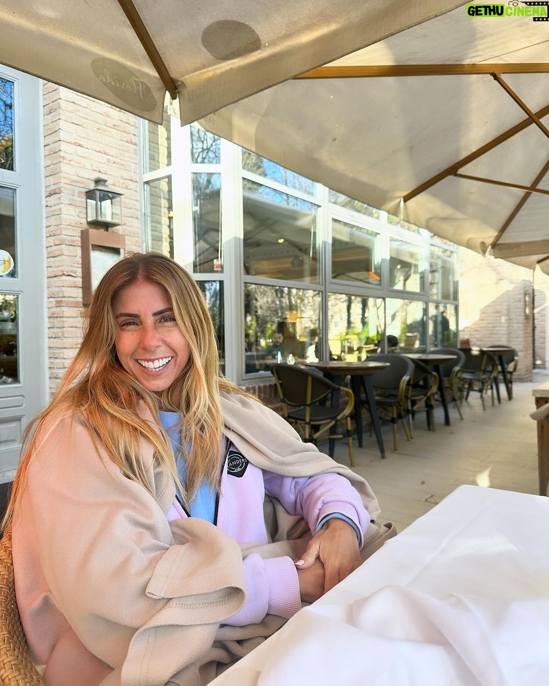 Stephanie Cayo Instagram - Los valores que admiro en una mujer van desde La valentía, la autenticidad, la vulnerabilidad, la seguridad, la discreción, la transparencia, coherencia, generosidad.. cómo cuidan de su templo, cómo perseveran.. Y sobre todo, valoro la risa.. los abrazos, el cariño y la calidez de una mujer. Las mujeres de mi familia (que somos muchas) nos apoyamos, nos abrazamos, nos decimos lo lindas que nos pusimos, nos motivamos.. nos decimos la verdad, y siempre nos ayudamos.. Somos una tribu de mujeres fuertes que sabemos que el equipo debe ser igual o mejor. Si lloramos, lloramos mucho pero siempre nos levantamos, no aparentamos nada que no somos, somos lo que somos y así nos quieren o no 🤣 Gracias a ellas se como amar bonito y lo que quiero bonito🤍 las quiero con todo mi ♥️ Y claro.. faltan todas mis amigas que se las dejo en stories… @macsmute @facundoolivac su ayuda es invalorable🍀 Ustedes saben qué valoran en una mujer? - The values that I admire in a woman range from bravery, authenticity, trust, discretion, transparency, coherence, generosity... taking care of her temple, perseverance... And above all, I value laughter... hugs, affection and the warmth of a woman. The women in my family (of which there are many) support each other, we hug each other, we tell each other how beautiful we are, we motivate each other... we tell each other the truth, and we always help each other... We are a tribe of strong women who know that the team It must be equal or better. If we cry, we cry a lot but we always get up, we do not pretend to be anything that we are not, we are what we are and whether they love us or not 🤣 Thanks to them I know how to love beautifully and what I want beautifully🤍 I love them with all my heart ♥️ And of course... all my friends that I left in stories are missing... @macsmute @facundoolivac your help is wonderful 💥 Madrid, Spain