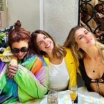 Stephanie Cayo Instagram - Los valores que admiro en una mujer van desde La valentía, la autenticidad, la vulnerabilidad, la seguridad, la discreción, la transparencia, coherencia, generosidad.. cómo cuidan de su templo, cómo perseveran.. Y sobre todo, valoro la risa.. los abrazos, el cariño y la calidez de una mujer. Las mujeres de mi familia (que somos muchas) nos apoyamos, nos abrazamos, nos decimos lo lindas que nos pusimos, nos motivamos.. nos decimos la verdad, y siempre nos ayudamos.. Somos una tribu de mujeres fuertes que sabemos que el equipo debe ser igual o mejor. Si lloramos, lloramos mucho pero siempre nos levantamos, no aparentamos nada que no somos, somos lo que somos y así nos quieren o no 🤣 Gracias a ellas se como amar bonito y lo que quiero bonito🤍 las quiero con todo mi ♥️ Y claro.. faltan todas mis amigas que se las dejo en stories… @macsmute @facundoolivac su ayuda es invalorable🍀 Ustedes saben qué valoran en una mujer? - The values ​​that I admire in a woman range from bravery, authenticity, trust, discretion, transparency, coherence, generosity... taking care of her temple, perseverance... And above all, I value laughter... hugs, affection and the warmth of a woman. The women in my family (of which there are many) support each other, we hug each other, we tell each other how beautiful we are, we motivate each other... we tell each other the truth, and we always help each other... We are a tribe of strong women who know that the team It must be equal or better. If we cry, we cry a lot but we always get up, we do not pretend to be anything that we are not, we are what we are and whether they love us or not 🤣 Thanks to them I know how to love beautifully and what I want beautifully🤍 I love them with all my heart ♥️ And of course... all my friends that I left in stories are missing... @macsmute @facundoolivac your help is wonderful 💥 Madrid, Spain