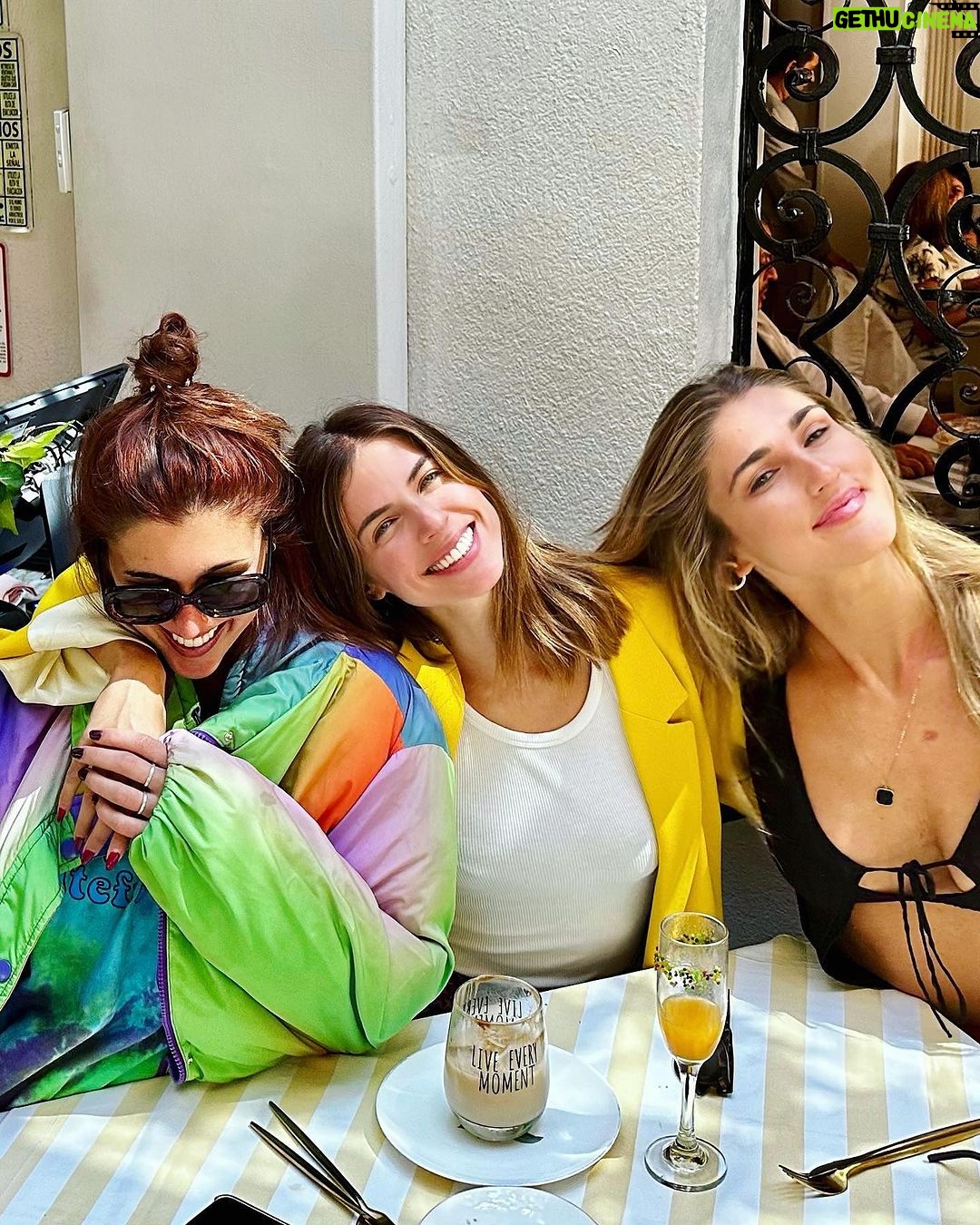 Stephanie Cayo Instagram - Los valores que admiro en una mujer van desde La valentía, la autenticidad, la vulnerabilidad, la seguridad, la discreción, la transparencia, coherencia, generosidad.. cómo cuidan de su templo, cómo perseveran.. Y sobre todo, valoro la risa.. los abrazos, el cariño y la calidez de una mujer. Las mujeres de mi familia (que somos muchas) nos apoyamos, nos abrazamos, nos decimos lo lindas que nos pusimos, nos motivamos.. nos decimos la verdad, y siempre nos ayudamos.. Somos una tribu de mujeres fuertes que sabemos que el equipo debe ser igual o mejor. Si lloramos, lloramos mucho pero siempre nos levantamos, no aparentamos nada que no somos, somos lo que somos y así nos quieren o no 🤣 Gracias a ellas se como amar bonito y lo que quiero bonito🤍 las quiero con todo mi ♥️ Y claro.. faltan todas mis amigas que se las dejo en stories… @macsmute @facundoolivac su ayuda es invalorable🍀 Ustedes saben qué valoran en una mujer? - The values that I admire in a woman range from bravery, authenticity, trust, discretion, transparency, coherence, generosity... taking care of her temple, perseverance... And above all, I value laughter... hugs, affection and the warmth of a woman. The women in my family (of which there are many) support each other, we hug each other, we tell each other how beautiful we are, we motivate each other... we tell each other the truth, and we always help each other... We are a tribe of strong women who know that the team It must be equal or better. If we cry, we cry a lot but we always get up, we do not pretend to be anything that we are not, we are what we are and whether they love us or not 🤣 Thanks to them I know how to love beautifully and what I want beautifully🤍 I love them with all my heart ♥️ And of course... all my friends that I left in stories are missing... @macsmute @facundoolivac your help is wonderful 💥 Madrid, Spain