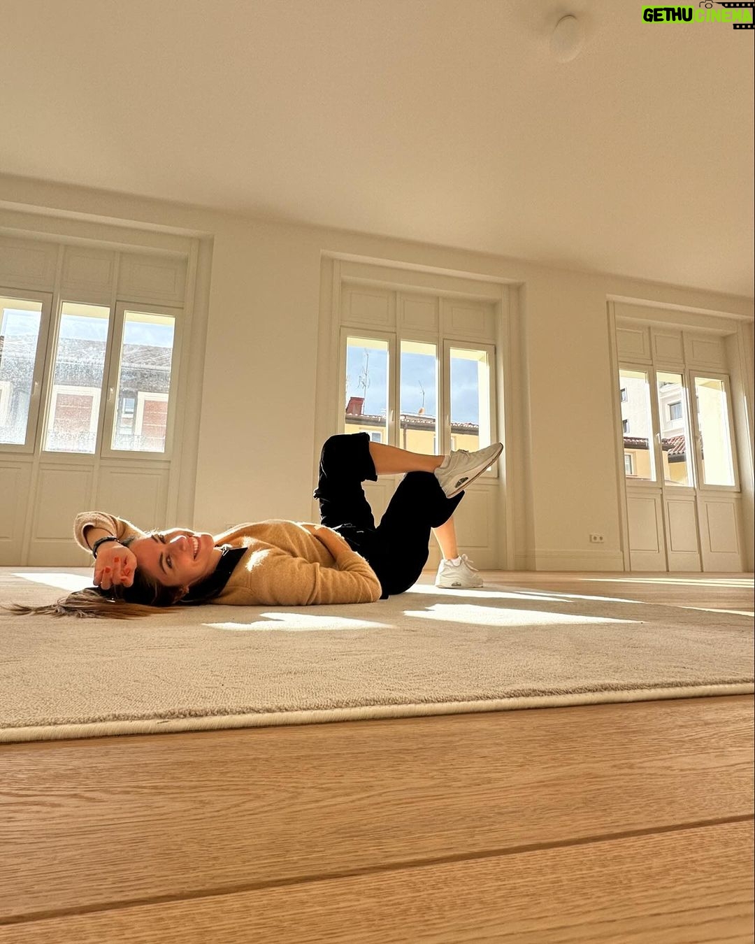 Stephanie Cayo Instagram - Los valores que admiro en una mujer van desde La valentía, la autenticidad, la vulnerabilidad, la seguridad, la discreción, la transparencia, coherencia, generosidad.. cómo cuidan de su templo, cómo perseveran.. Y sobre todo, valoro la risa.. los abrazos, el cariño y la calidez de una mujer. Las mujeres de mi familia (que somos muchas) nos apoyamos, nos abrazamos, nos decimos lo lindas que nos pusimos, nos motivamos.. nos decimos la verdad, y siempre nos ayudamos.. Somos una tribu de mujeres fuertes que sabemos que el equipo debe ser igual o mejor. Si lloramos, lloramos mucho pero siempre nos levantamos, no aparentamos nada que no somos, somos lo que somos y así nos quieren o no 🤣 Gracias a ellas se como amar bonito y lo que quiero bonito🤍 las quiero con todo mi ♥️ Y claro.. faltan todas mis amigas que se las dejo en stories… @macsmute @facundoolivac su ayuda es invalorable🍀 Ustedes saben qué valoran en una mujer? - The values that I admire in a woman range from bravery, authenticity, trust, discretion, transparency, coherence, generosity... taking care of her temple, perseverance... And above all, I value laughter... hugs, affection and the warmth of a woman. The women in my family (of which there are many) support each other, we hug each other, we tell each other how beautiful we are, we motivate each other... we tell each other the truth, and we always help each other... We are a tribe of strong women who know that the team It must be equal or better. If we cry, we cry a lot but we always get up, we do not pretend to be anything that we are not, we are what we are and whether they love us or not 🤣 Thanks to them I know how to love beautifully and what I want beautifully🤍 I love them with all my heart ♥️ And of course... all my friends that I left in stories are missing... @macsmute @facundoolivac your help is wonderful 💥 Madrid, Spain