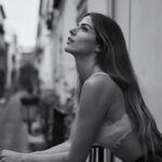 Stephanie Cayo Instagram - Era un mundo tratar de contarlo todo, era poco lo que se podía decir.. considerando tu astucia y mis nervios, pero cuándo he sido nerviosa yo? Habría que recordar.. Ha podido convertirse en algo habitual algo que solo soñaba? Quizás mágico por no decir más que eso…Menos, sería injusto y más, sería poco creíble. Pero de creer ya sabemos que no es lo que abunda en estos tiempos. Creemos en todo menos en lo que sería increíble creer. Creemos que escuchamos pero no es así, están muy ocupados en sus propios pensamientos. Quizás ni piensan algunos, solo hablan y uno escucha solo palabras. Hablando menos he entendido más que nunca. Lo que verdaderamente hay que entender. S.🤍 📸 @giuseppefalla - It was a world for me trying to say everything, there was little that could be said considering your cunning and my nerves, but when have I been nervous? Would I have been able to make something I only dreamed of into a regular occurrence? Perhaps magical to say the least. Less would be unfair, more would not be credible. But believing, we already know that it is not abundant these days. We believe in all things, but not in what would be incredible to believe. We think we are listening but we are not, they are very busy with their own thoughts. Maybe some don’t even think, they just talk and you only hear words. By speaking less he understood more than ever. What you truly need to understand. S. 🤍 Madrid, Spain