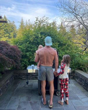Stephen Amell Instagram - Dinner time!