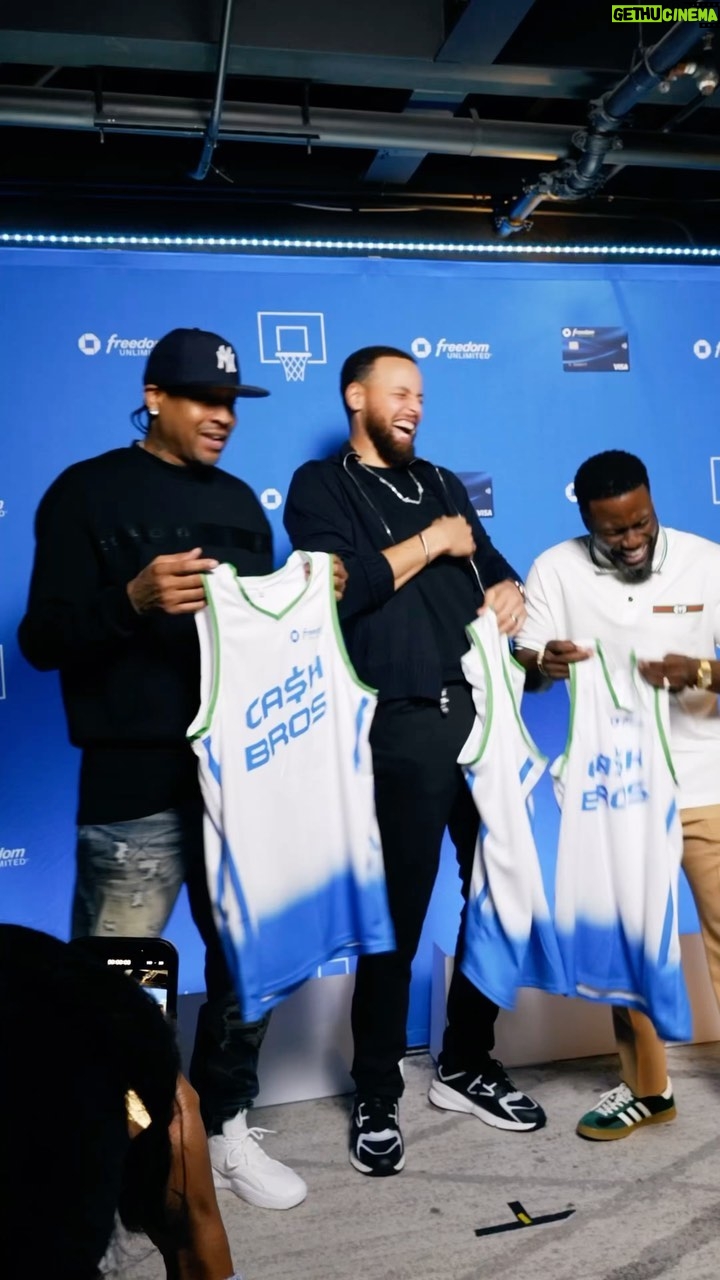 Stephen Curry Instagram - Look who we brought to the Bay 👀! Thankful that @jpmorganchase @chase connected @kevinhart4real, @theofficialai3 and I to have a real & important conversation around financial wellness. Over 150 minority entrepreneurs and business owners from the Bay Area joined us, as we shared some personal stories about our journeys. An amazing night to say the least – it starts with us! #ChasePartner #CashBros