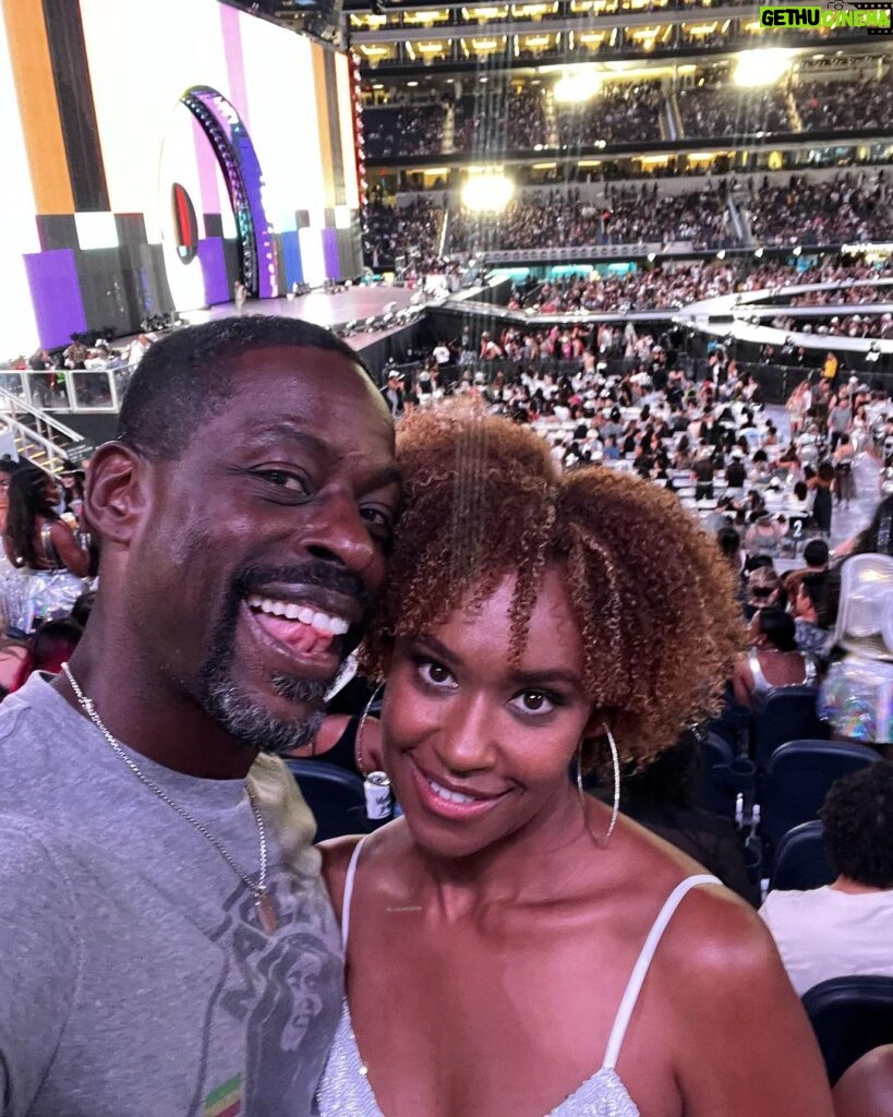Sterling K. Brown Instagram - Did we miss the opening act…? Yes! But did we make it? Hell yeah?! Is we outchea?! You best believe it! Is we ‘bout to get turnt?! #NoDoubt AboutIt!!! #BeyTime