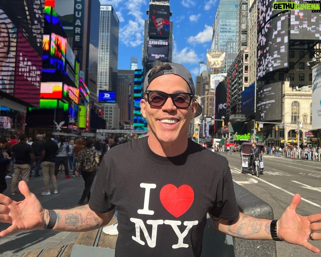 Steve-O Instagram - New York City, I owe you an apology… I was horrified to learn that the webpage for my book signing event this Thursday at 7pm in NYC said that nobody would be allowed to take photos with me and I would not personalize copies of my book, or sign memorabilia. That was complete bullshit— the WHOLE POINT of a book signing is to do all of those things! I will absolutely take photos with everyone and personalize every single book. I’m sorry that whoever made that page got it so wrong, but it’s been fixed. Please join me on Thursday at 7pm!