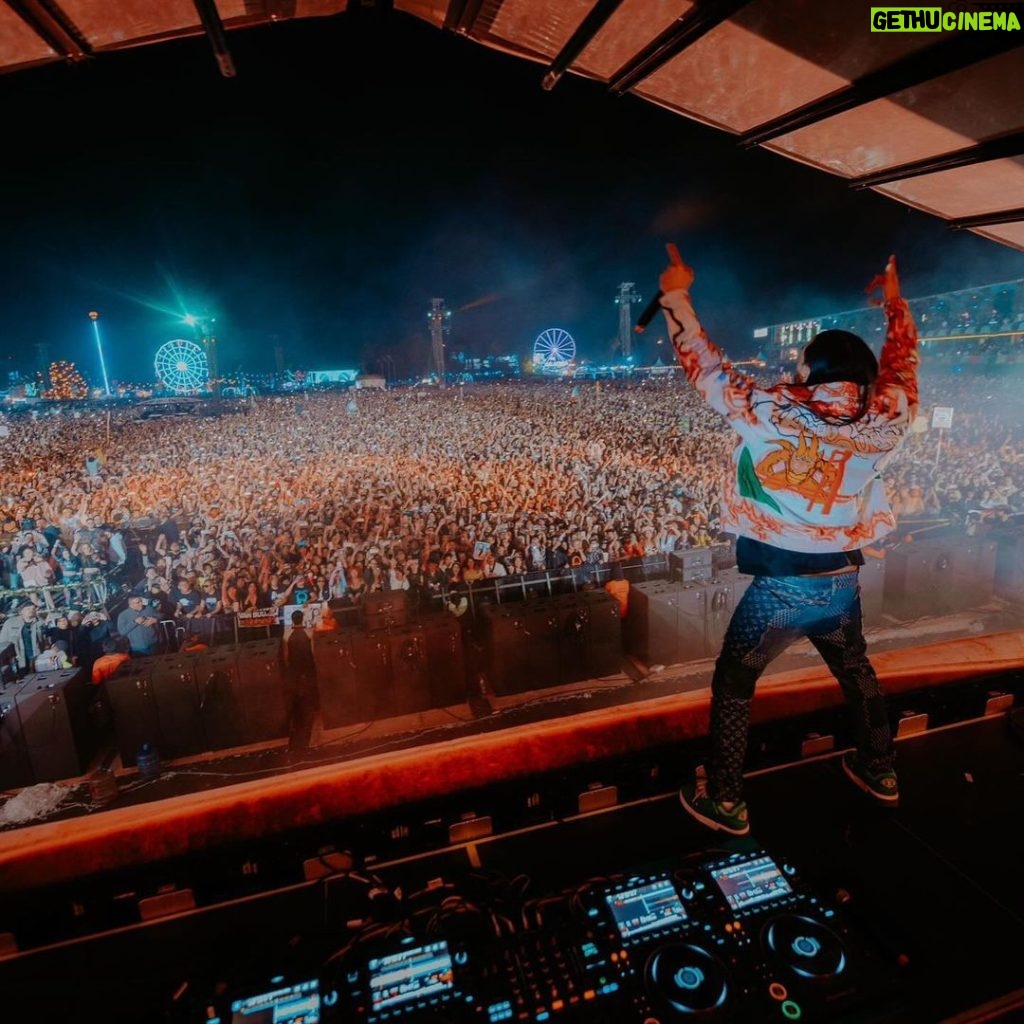 Steve Aoki Instagram - Mi amor 🇲🇽 ❤️ first time playing @edc_mexico wowwww insane crowd!! 100,000 people lighting up with all this energy! Mexico always wins!!! 🇲🇽❤️🇲🇽 EDC México.