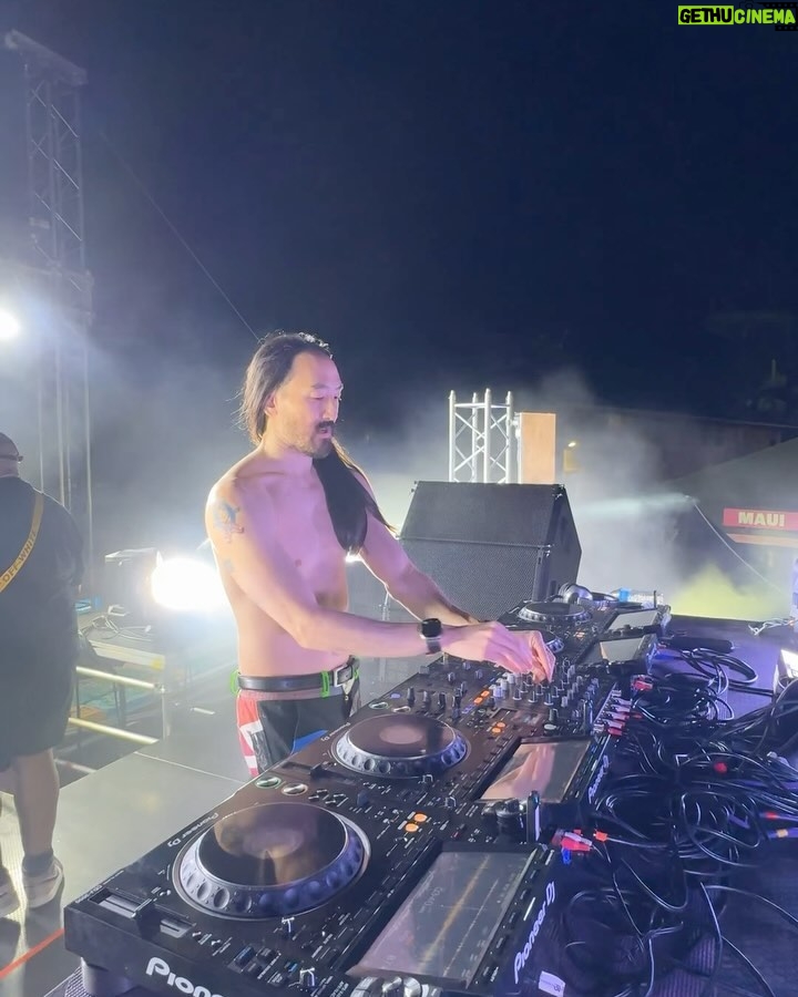 Steve Aoki Instagram - Sold out my Hawaii show! My brother @kevaoki holds it down out here for the Aoki fam so it’s become my second home for me. Mahalo!! 1. My club remix for Hungry Heart literally dropped yesterday. 2. Fam 3. Welcome to the @dimmak fam @wolfganggartner 4. Extra icing in Hawaii. These Hawaiian bakers didn’t hold back. 5. Yeaaaaaaahhhh @liljon voice 6. Everything U do makes me feel. #afroki 7. Group shot with my Hawaiian friends 8. Thank u @nostalgixmusic for rocking a set. U killed it! 9. Cake signs always get the priority 10. I ❤️ Hawaii Wet 'n' Wild Hawaii