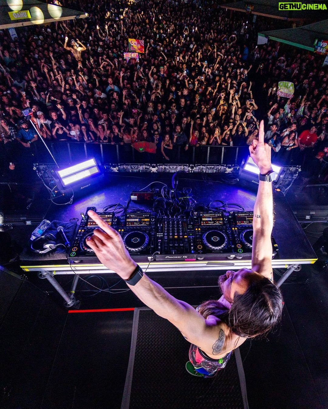 Steve Aoki Instagram - Sold out my Hawaii show! My brother @kevaoki holds it down out here for the Aoki fam so it’s become my second home for me. Mahalo!! 1. My club remix for Hungry Heart literally dropped yesterday. 2. Fam 3. Welcome to the @dimmak fam @wolfganggartner 4. Extra icing in Hawaii. These Hawaiian bakers didn’t hold back. 5. Yeaaaaaaahhhh @liljon voice 6. Everything U do makes me feel. #afroki 7. Group shot with my Hawaiian friends 8. Thank u @nostalgixmusic for rocking a set. U killed it! 9. Cake signs always get the priority 10. I ❤️ Hawaii Wet 'n' Wild Hawaii