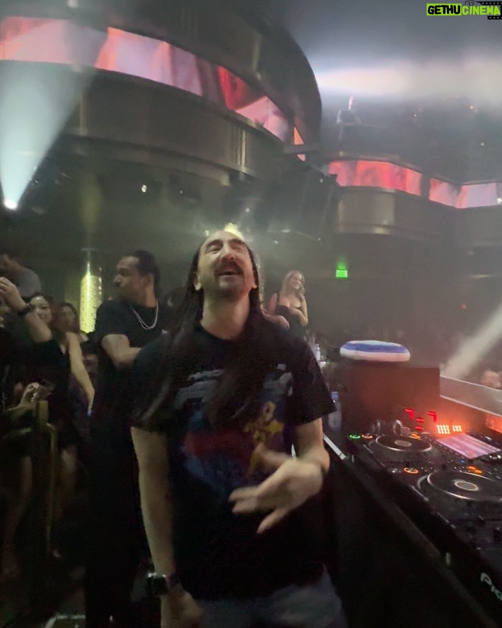 Steve Aoki Instagram - Vegas is always a good time 1. New π 2. Munecas vibes 3. #Afroki π @afrojack 4. I love this song. This vocal blows my mind. @haylasings @johnsummit 5. Keep the vibes going 6. @3arelegend π @dimitrivegasandlikemike 7. Best club in the world @omnianightclub 8. In vegas we cake pillow you 9. β€οΈβ€οΈβ€οΈ 10. My party crew OMNIA Nightclub