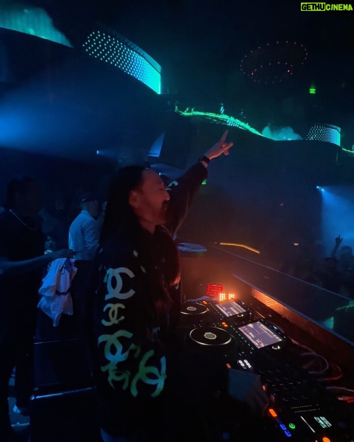 Steve Aoki Instagram - Vegas is always a good time 1. New π 2. Munecas vibes 3. #Afroki π @afrojack 4. I love this song. This vocal blows my mind. @haylasings @johnsummit 5. Keep the vibes going 6. @3arelegend π @dimitrivegasandlikemike 7. Best club in the world @omnianightclub 8. In vegas we cake pillow you 9. β€οΈβ€οΈβ€οΈ 10. My party crew OMNIA Nightclub