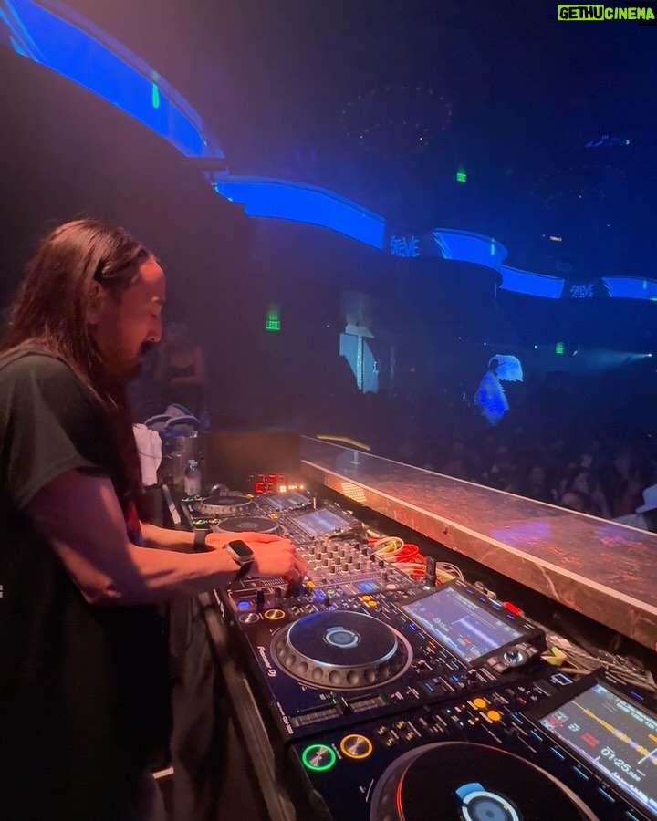 Steve Aoki Instagram - Vegas is always a good time 1. New π 2. Munecas vibes 3. #Afroki π @afrojack 4. I love this song. This vocal blows my mind. @haylasings @johnsummit 5. Keep the vibes going 6. @3arelegend π @dimitrivegasandlikemike 7. Best club in the world @omnianightclub 8. In vegas we cake pillow you 9. β€οΈβ€οΈβ€οΈ 10. My party crew OMNIA Nightclub
