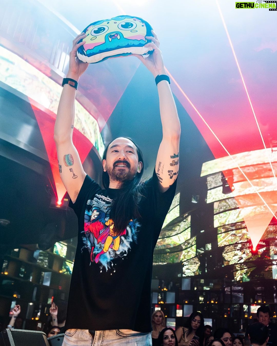Steve Aoki Instagram - Vegas is always a good time 1. New π 2. Munecas vibes 3. #Afroki π @afrojack 4. I love this song. This vocal blows my mind. @haylasings @johnsummit 5. Keep the vibes going 6. @3arelegend π @dimitrivegasandlikemike 7. Best club in the world @omnianightclub 8. In vegas we cake pillow you 9. β€οΈβ€οΈβ€οΈ 10. My party crew OMNIA Nightclub