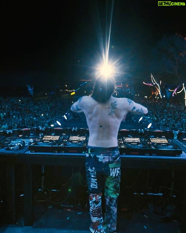 Steve Aoki Instagram - Santa Cruz Bolivia π§π΄π§π΄π§π΄π§π΄π§π΄π§π΄π§π΄ 1. New π w/ @jowellyrandy @dimmakenfuego shout out @arcangel legends 2. The Show! 3. Paranoia! 4. Music Means Love Forever! 5. Letβs Move 6. New #Afroki π 7. Slow Mo! 8. Tourist in Bolivia 9. Best job in the world 10. When u hear all the voices together wowwww chills I β€οΈ π§π΄ Santa Cruz, Bolivia