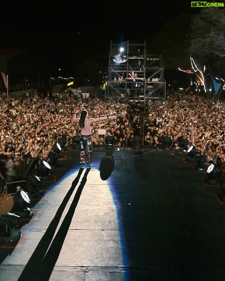 Steve Aoki Instagram - Santa Cruz Bolivia π§π΄π§π΄π§π΄π§π΄π§π΄π§π΄π§π΄ 1. New π w/ @jowellyrandy @dimmakenfuego shout out @arcangel legends 2. The Show! 3. Paranoia! 4. Music Means Love Forever! 5. Letβs Move 6. New #Afroki π 7. Slow Mo! 8. Tourist in Bolivia 9. Best job in the world 10. When u hear all the voices together wowwww chills I β€οΈ π§π΄ Santa Cruz, Bolivia