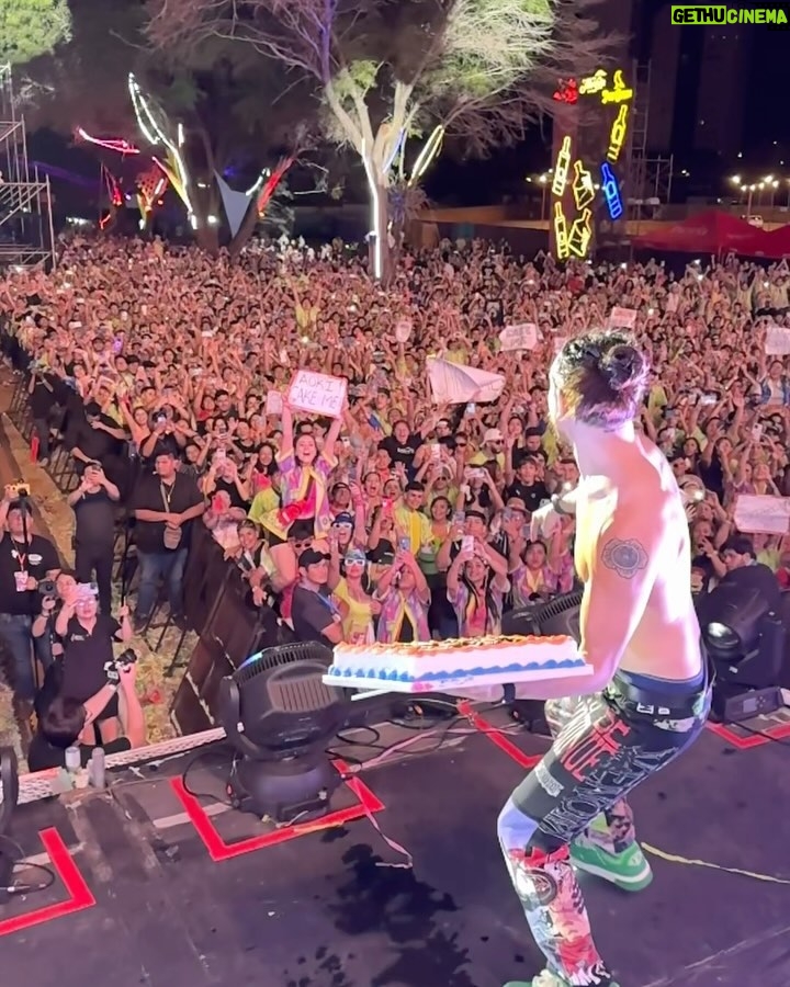 Steve Aoki Instagram - Santa Cruz Bolivia π§π΄π§π΄π§π΄π§π΄π§π΄π§π΄π§π΄ 1. New π w/ @jowellyrandy @dimmakenfuego shout out @arcangel legends 2. The Show! 3. Paranoia! 4. Music Means Love Forever! 5. Letβs Move 6. New #Afroki π 7. Slow Mo! 8. Tourist in Bolivia 9. Best job in the world 10. When u hear all the voices together wowwww chills I β€οΈ π§π΄ Santa Cruz, Bolivia