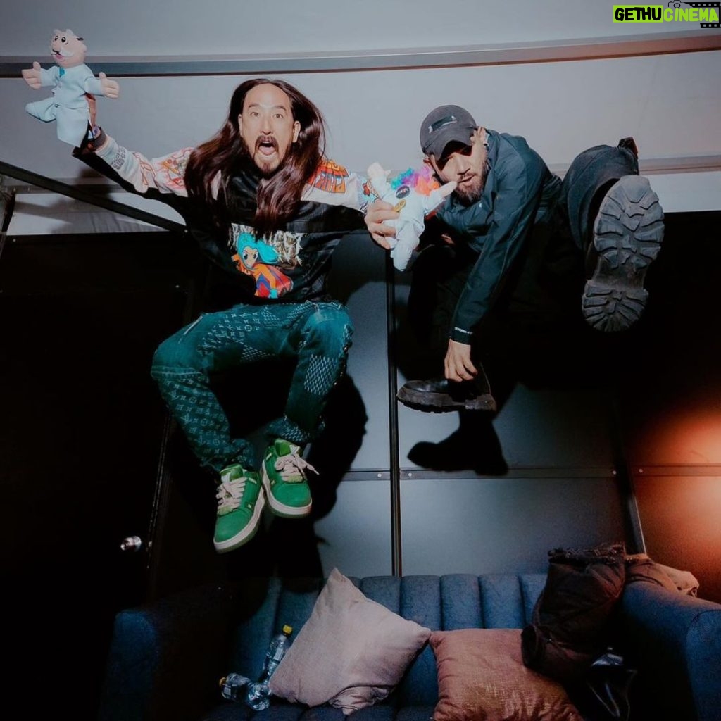 Steve Aoki Instagram - Love this guy a lot. Last time we did an aokijump was maybe 10 years ago so we had to run it back. His set at eDC was so fucking good. Literally came home into my studio with so much inspiration. Love u brother. Always innovating and pushing culture forward. @skrillex #aokijump #1099 (can someone find our last jump) Mexico
